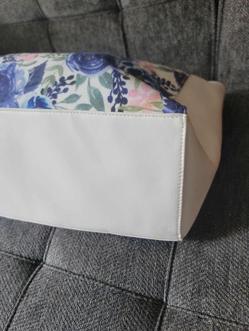 London Fog Floral Weekender Bag - Picture 10 of 14